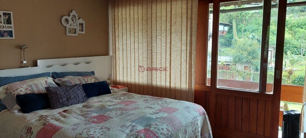 Casa à venda com 4 quartos, 228m² - Foto 2