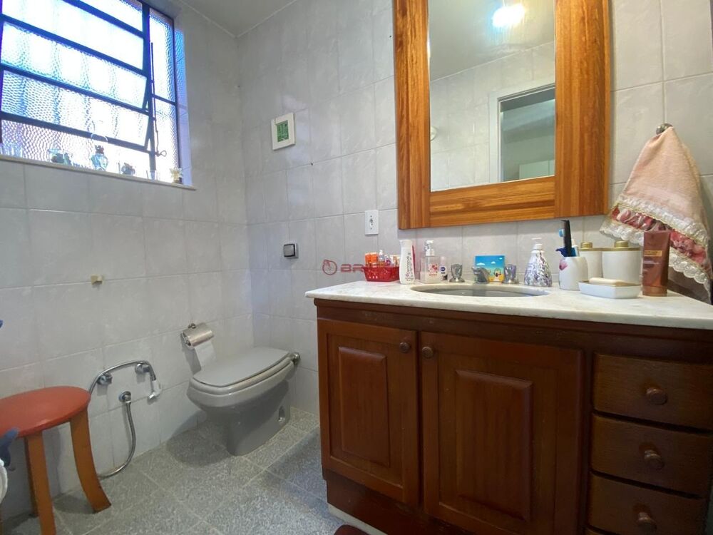 Casa à venda com 4 quartos, 161m² - Foto 1