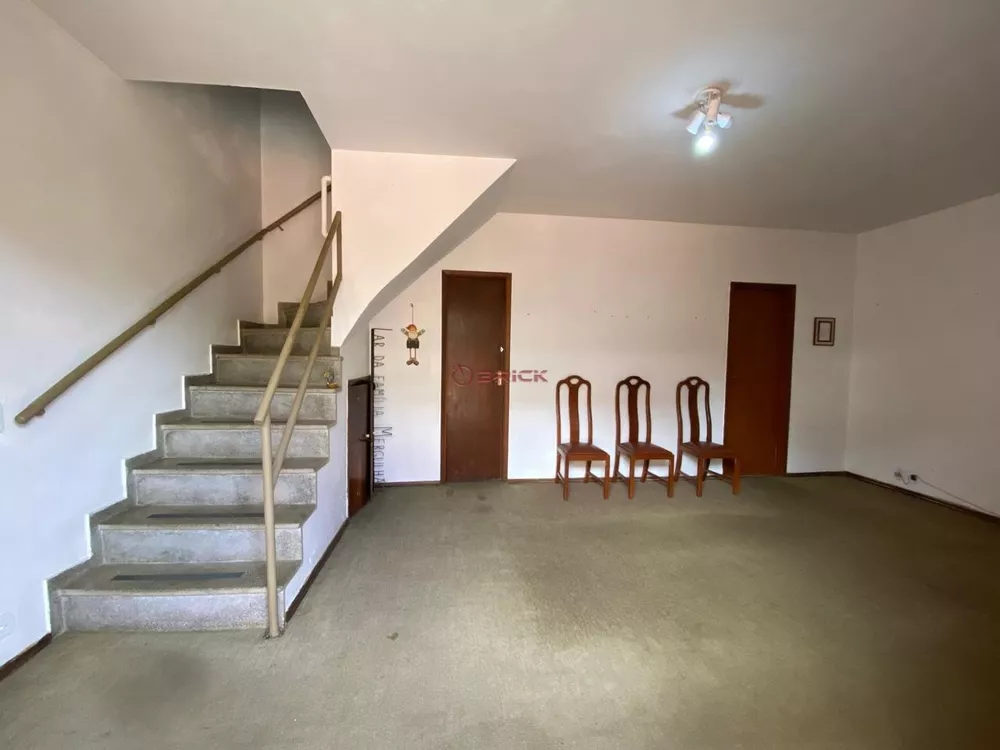 Casa à venda com 5 quartos, 250m² - Foto 1