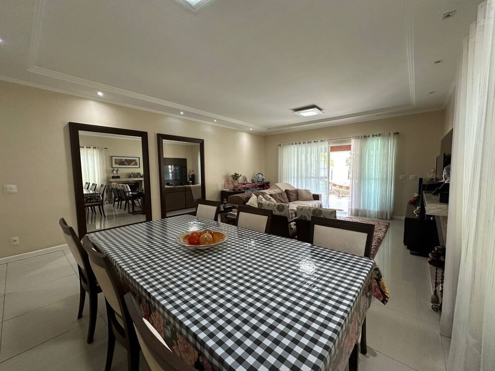 Casa à venda com 3 quartos, 142m² - Foto 1