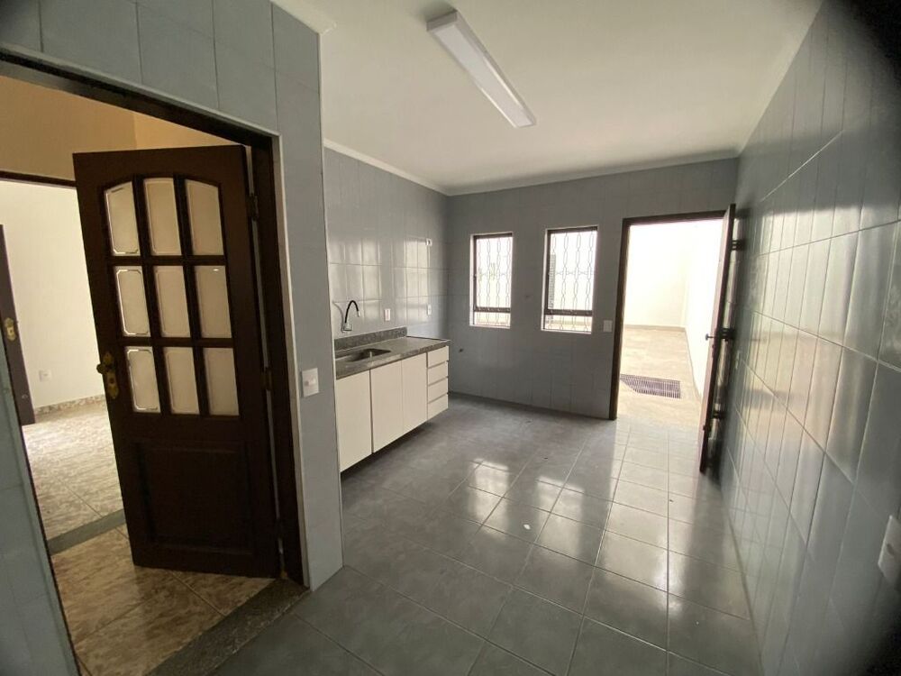 Casa à venda e aluguel com 4 quartos, 367m² - Foto 2