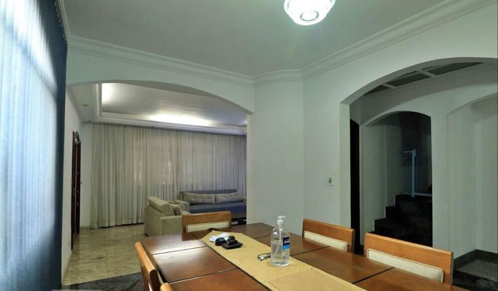 Sobrado à venda com 4 quartos, 300m² - Foto 1