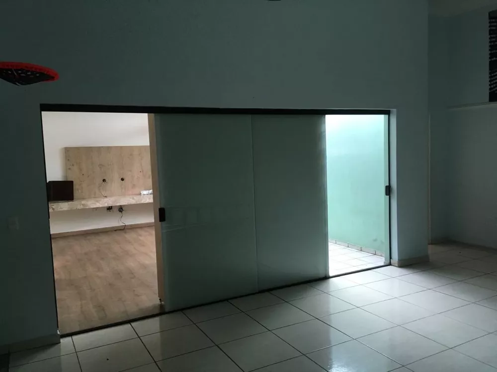 Casa para alugar com 3 quartos, 250m² - Foto 2