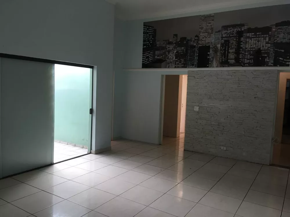 Casa para alugar com 3 quartos, 250m² - Foto 1