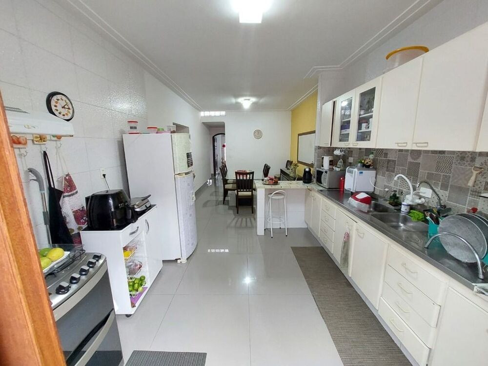 Casa à venda com 3 quartos, 235m² - Foto 2