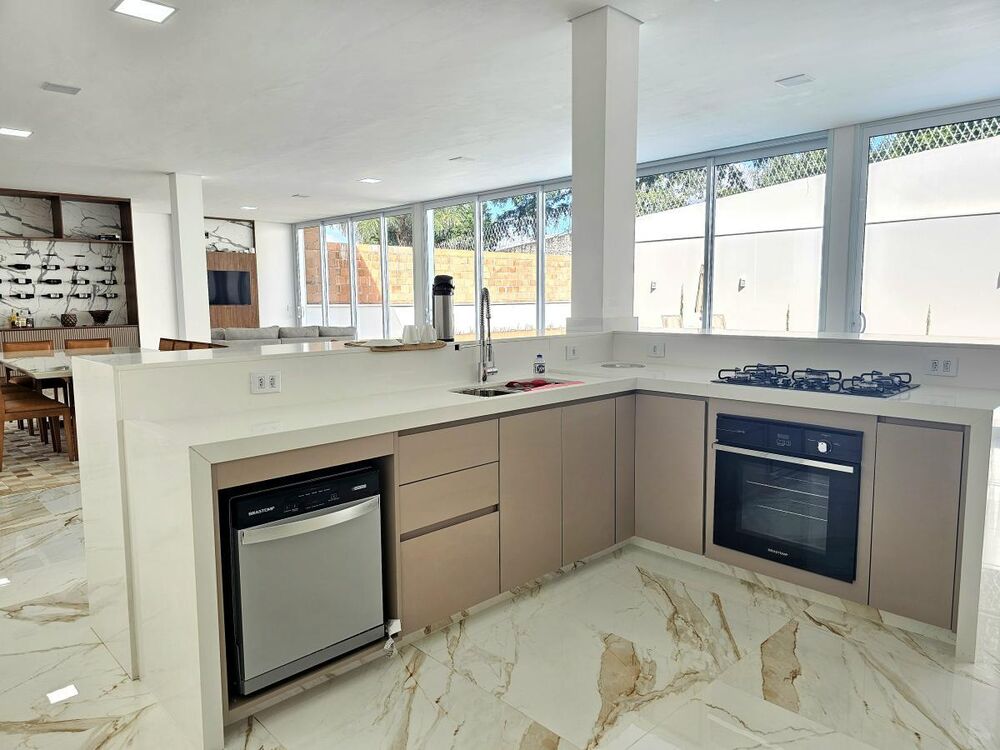 Casa à venda com 4 quartos, 600m² - Foto 2
