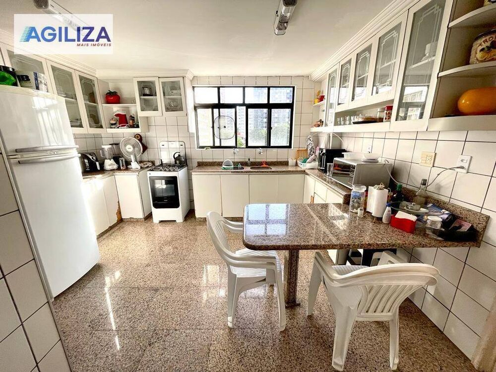Apartamento à venda com 3 quartos, 209m² - Foto 3