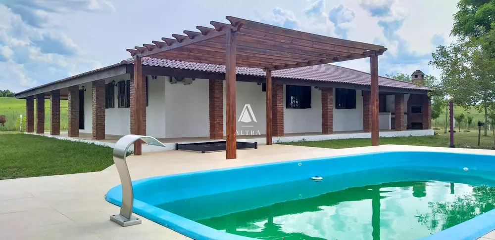 Fazenda à venda com 4 quartos, 240m² - Foto 1