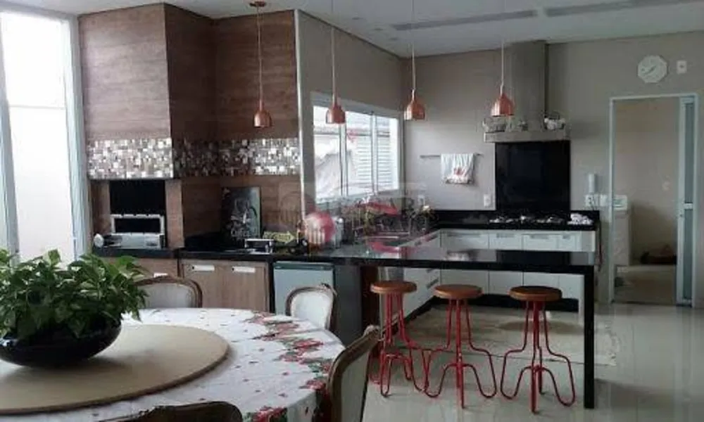 Casa, 3 quartos, 255 m² - Foto 1