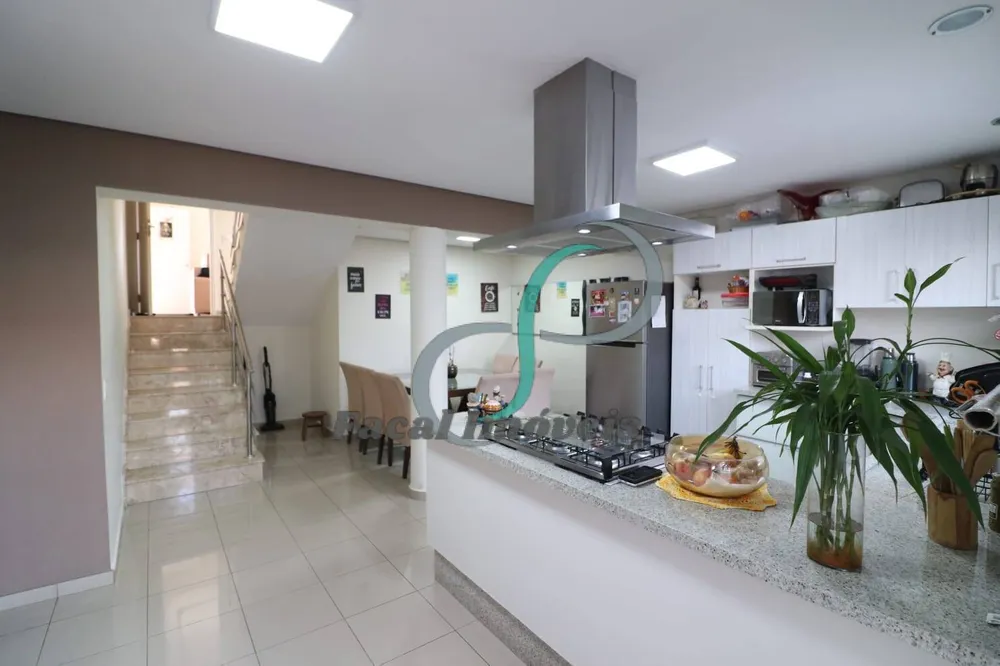 Casa, 3 quartos, 217 m² - Foto 1