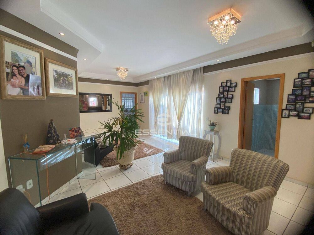 Casa à venda e aluguel com 3 quartos, 250m² - Foto 2