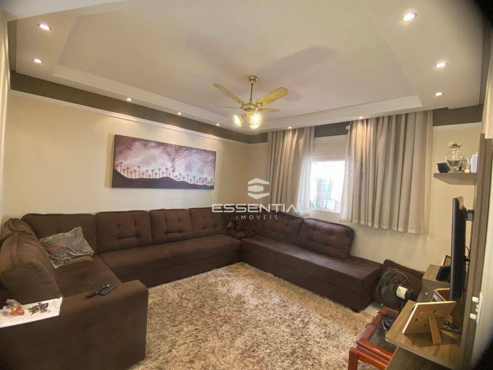 Casa à venda e aluguel com 3 quartos, 250m² - Foto 1