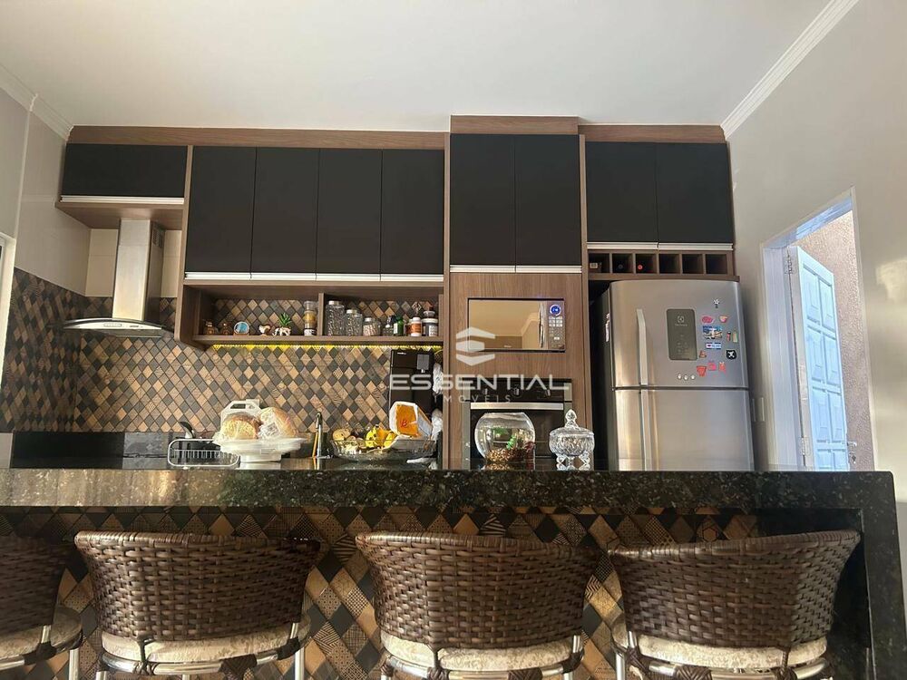 Casa à venda com 3 quartos, 206m² - Foto 1