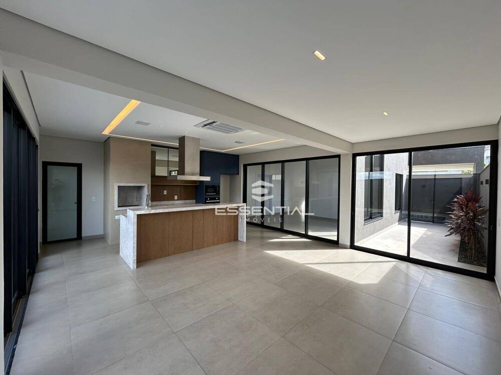 Casa à venda com 3 quartos, 233m² - Foto 1