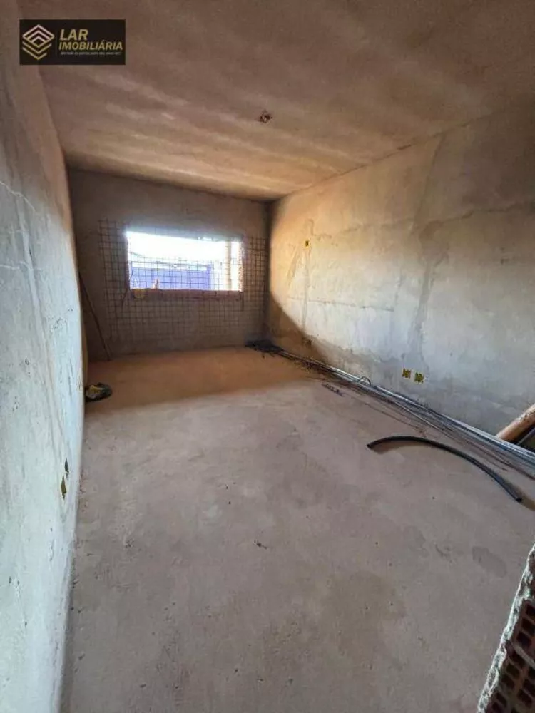 Casa à venda com 4 quartos, 200m² - Foto 3