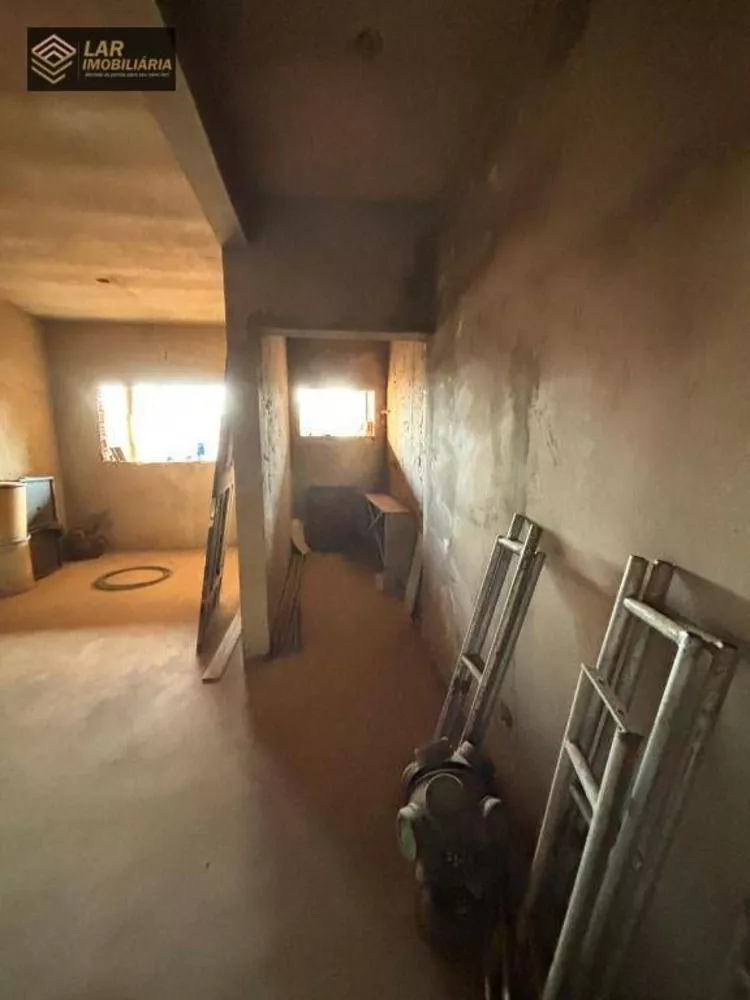 Casa à venda com 4 quartos, 200m² - Foto 2