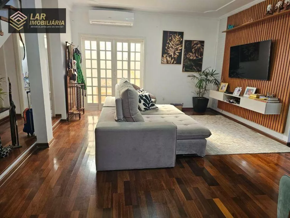 Casa à venda e aluguel com 3 quartos, 240m² - Foto 1