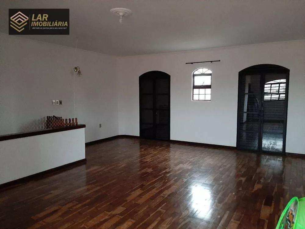 Casa à venda com 4 quartos, 236m² - Foto 1