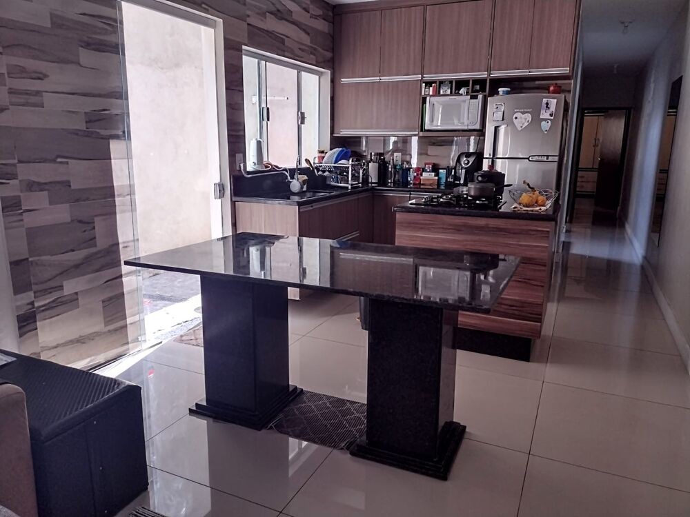 Casa de Condomínio à venda com 4 quartos, 256m² - Foto 1