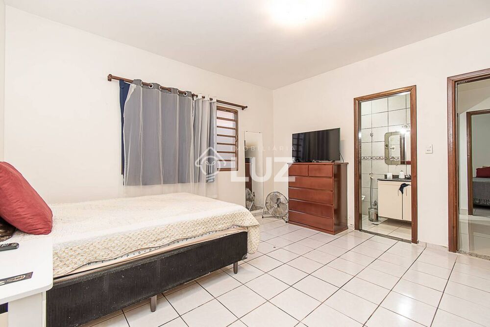 Casa à venda com 5 quartos, 284m² - Foto 1