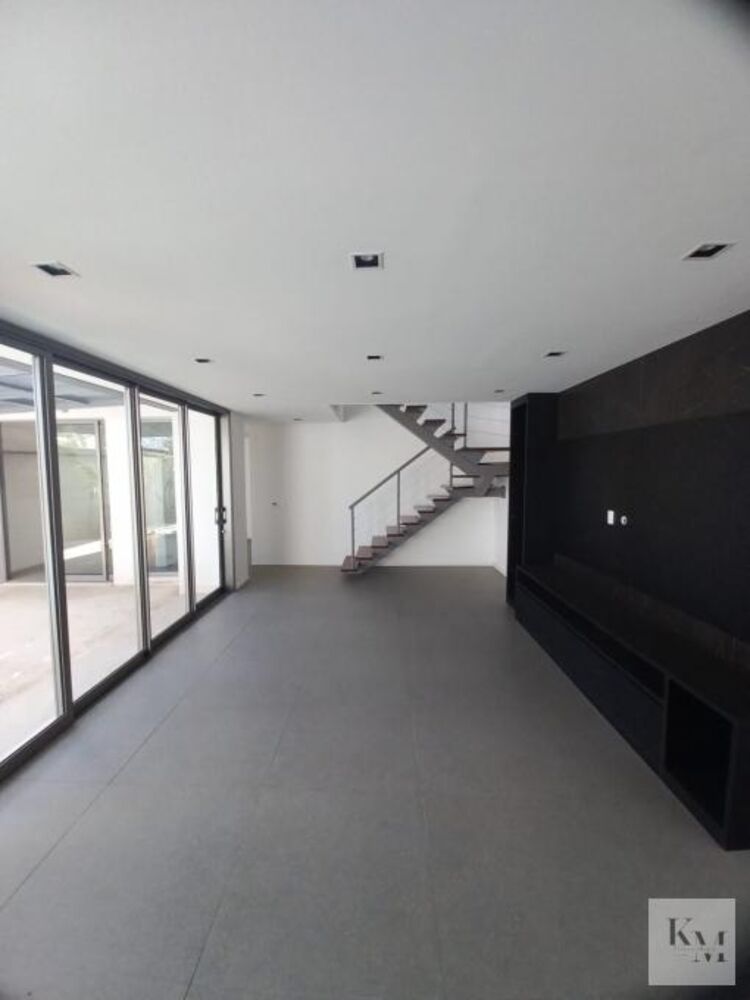 Casa de Condomínio à venda com 3 quartos, 310m² - Foto 1