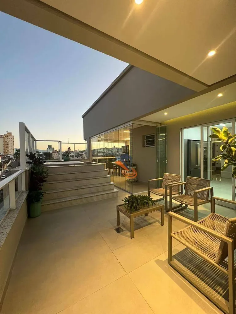 Cobertura, 3 quartos, 215 m² - Foto 1
