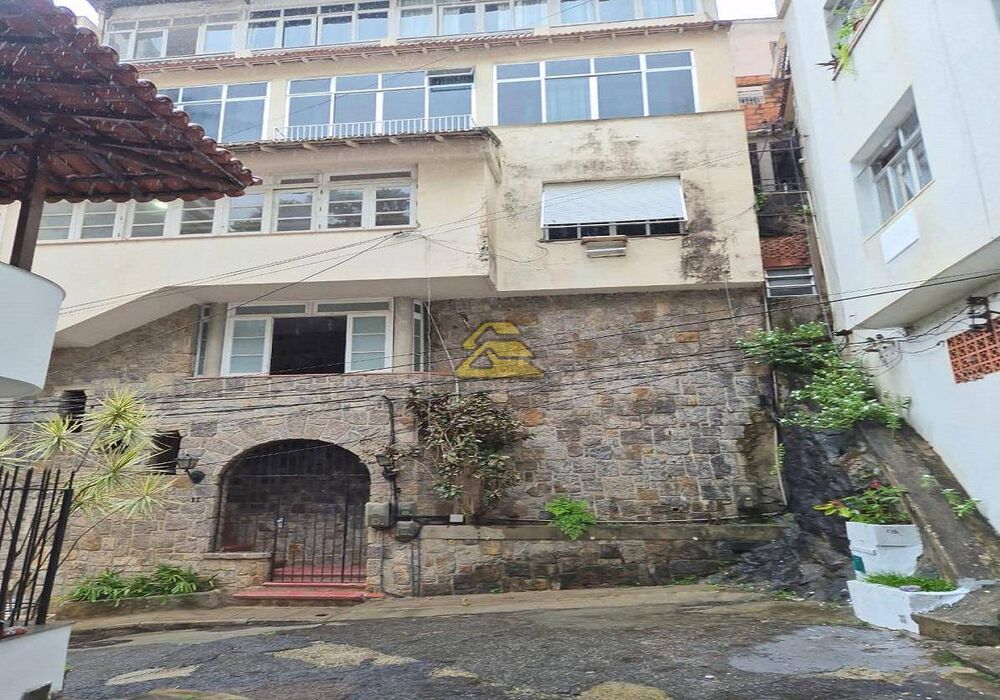 Casa à venda com 8 quartos, 279m² - Foto 2