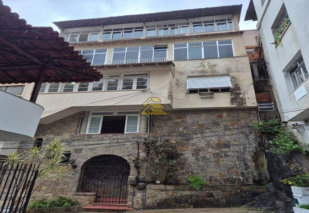 Casa à venda com 8 quartos, 279m² - Foto 1