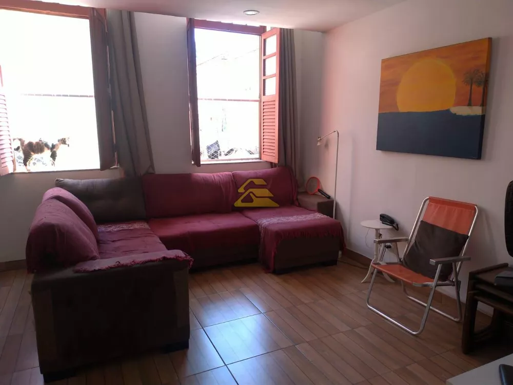 Casa à venda com 3 quartos, 137m² - Foto 1