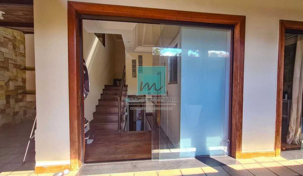 Casa à venda com 11 quartos, 250m² - Foto 1