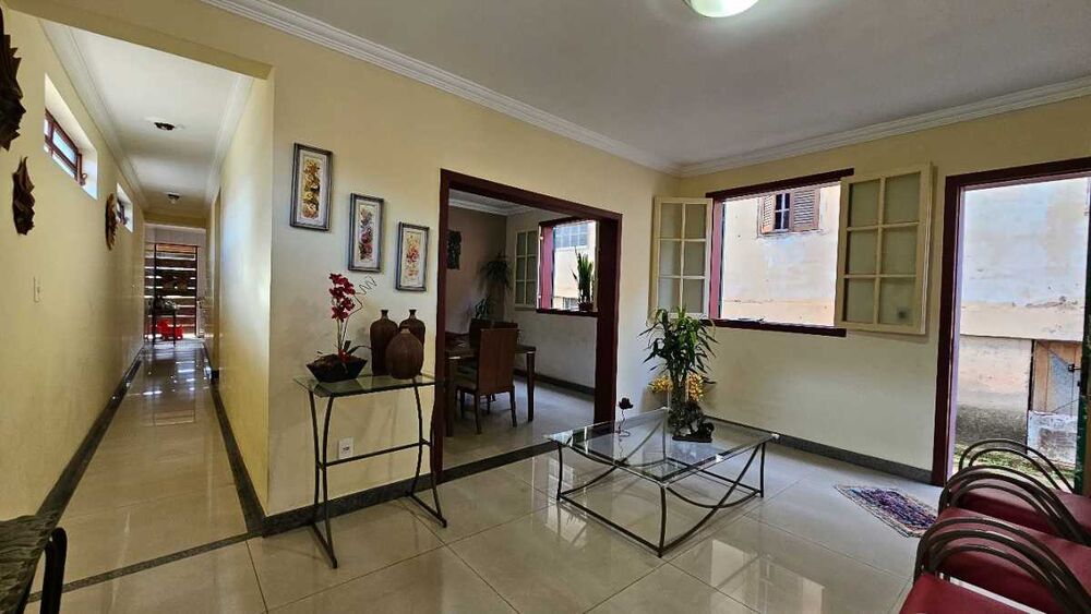 Casa à venda com 5 quartos, 210m² - Foto 1