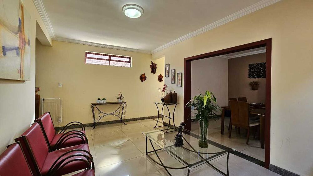 Casa à venda com 5 quartos, 210m² - Foto 2