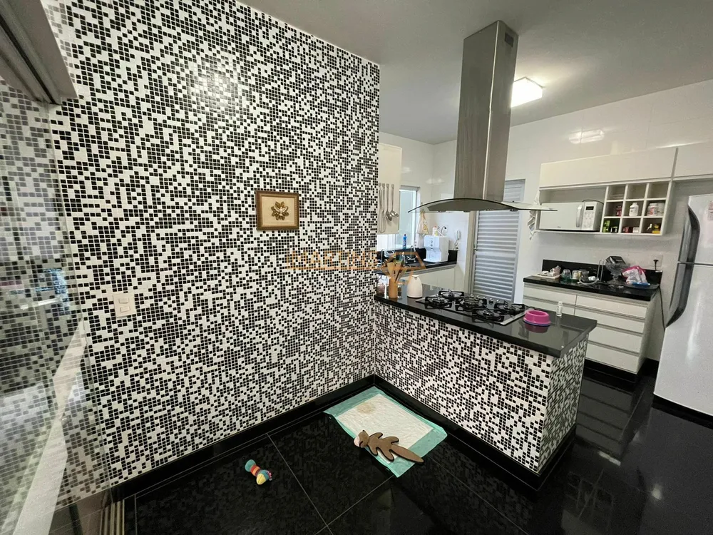 Casa, 3 quartos, 244 m² - Foto 2