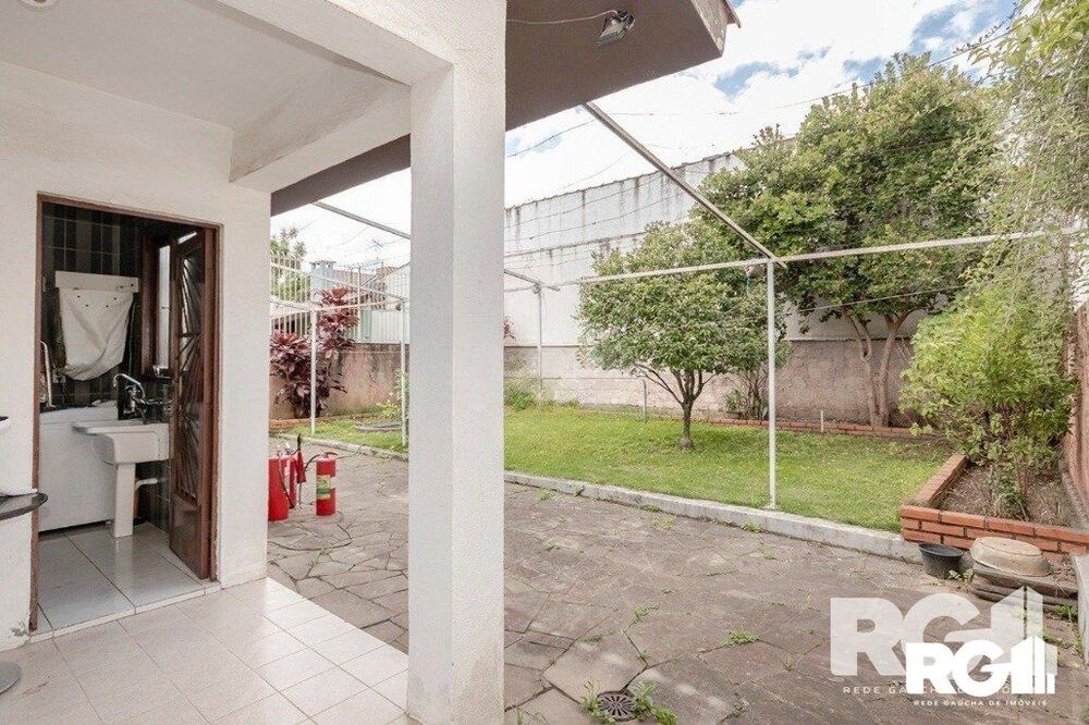 Casa à venda com 4 quartos, 240m² - Foto 1