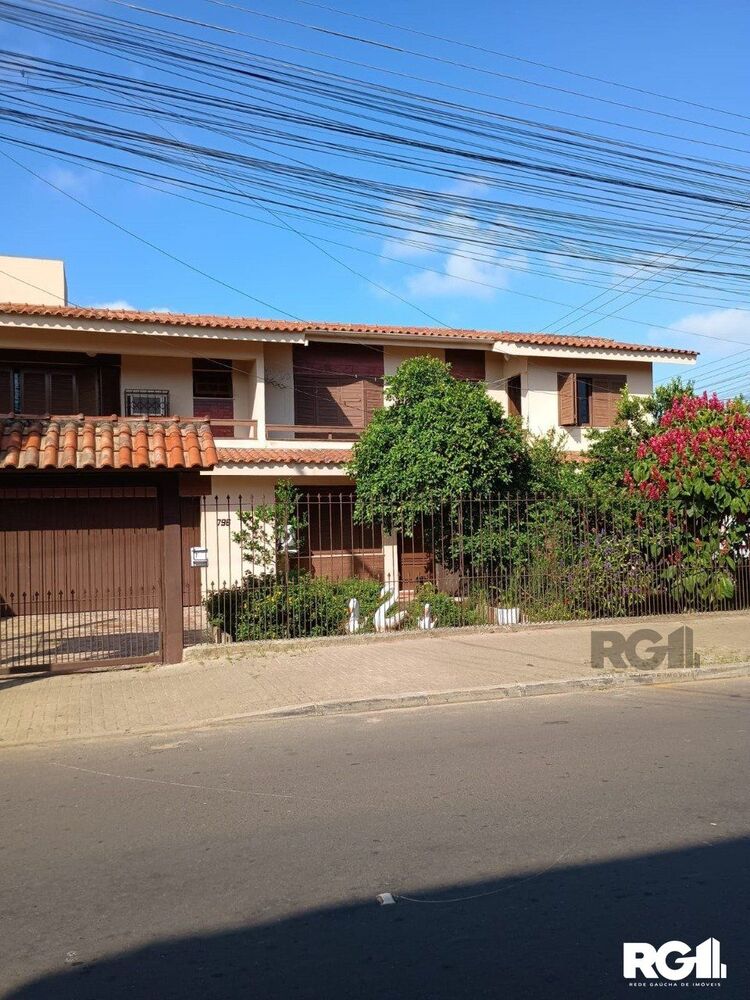 Casa à venda com 3 quartos, 331m² - Foto 1