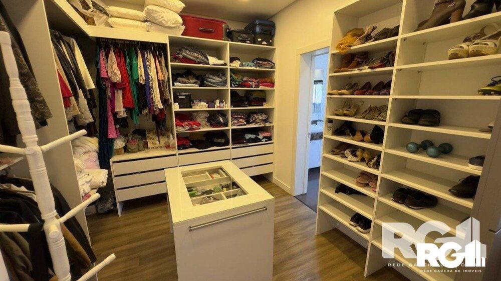 Casa de Condomínio à venda com 3 quartos, 241m² - Foto 1