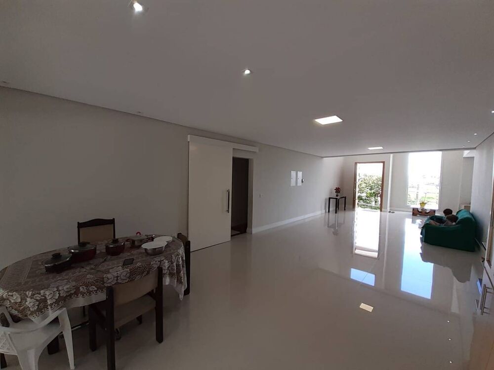 Casa à venda e aluguel com 4 quartos, 336m² - Foto 2