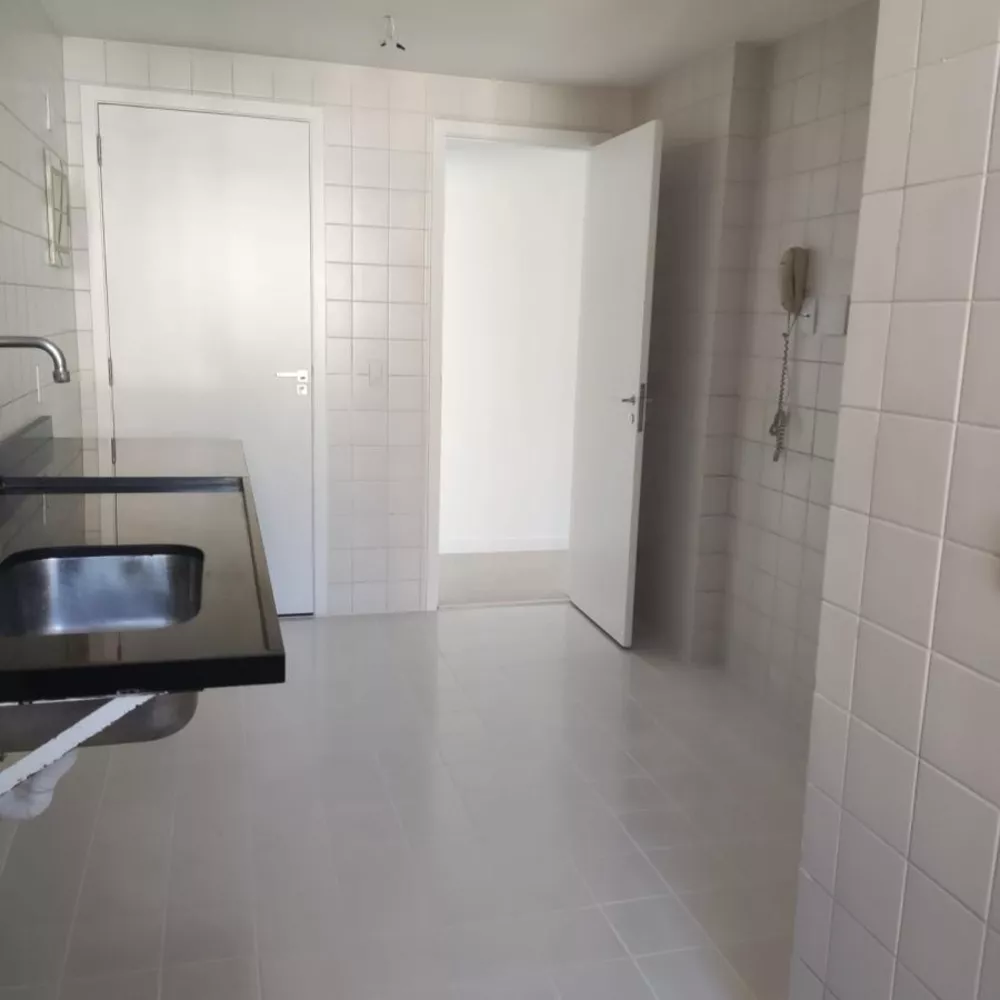 Apartamento à venda com 3 quartos, 96m² - Foto 2