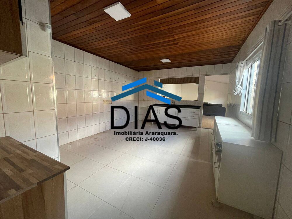 Casa à venda com 3 quartos, 239m² - Foto 2