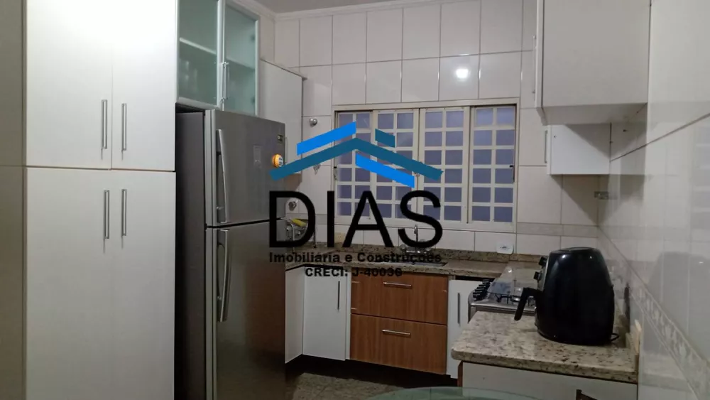 Casa à venda com 4 quartos, 224m² - Foto 3