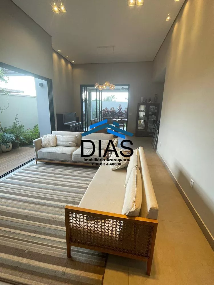 Casa à venda com 3 quartos, 182m² - Foto 1