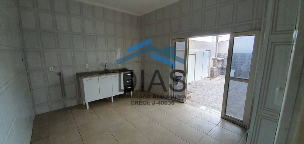 Casa à venda com 3 quartos, 218m² - Foto 2