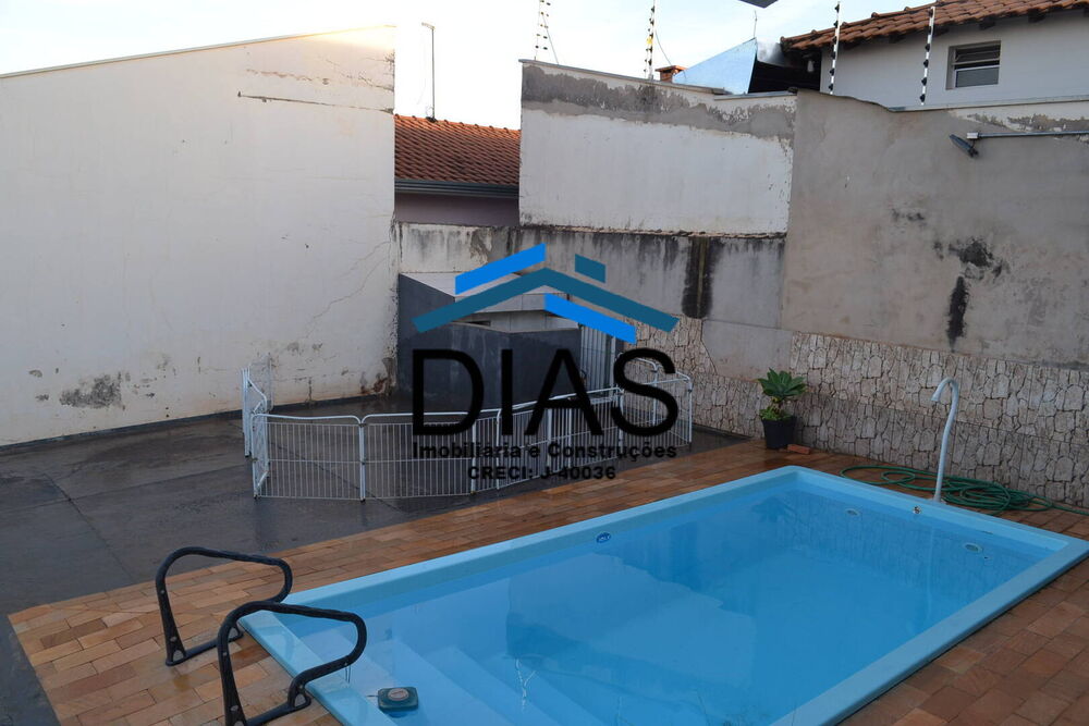 Casa à venda com 3 quartos, 190m² - Foto 1