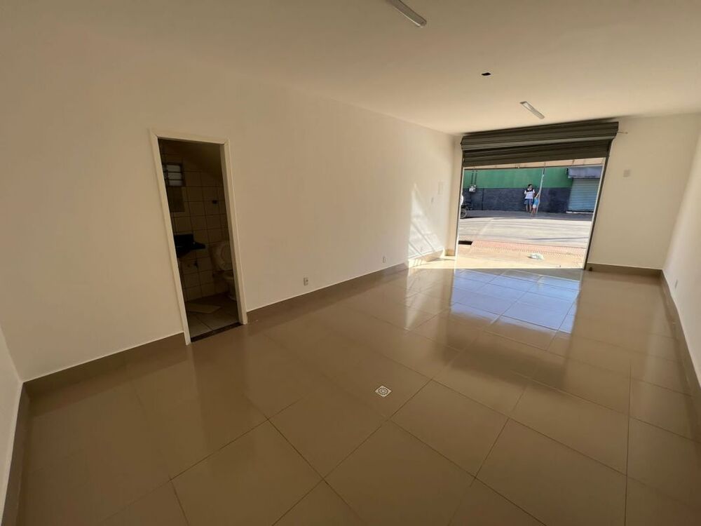 Casa à venda com 3 quartos, 241m² - Foto 2