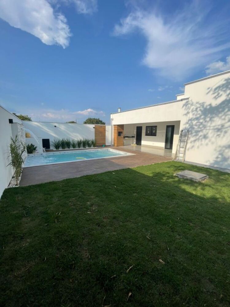 Casa à venda com 3 quartos, 145m² - Foto 1