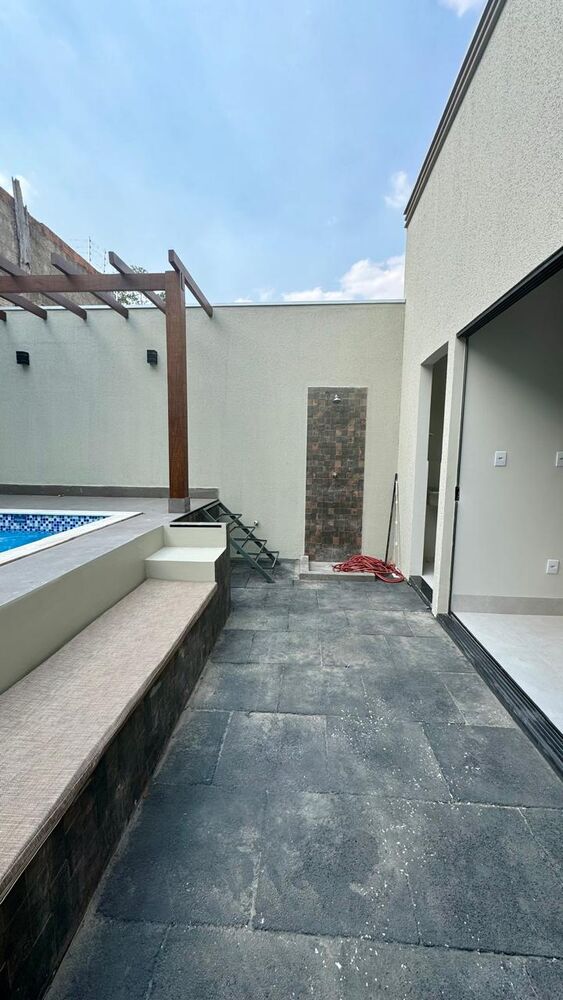 Casa à venda com 3 quartos, 117m² - Foto 1