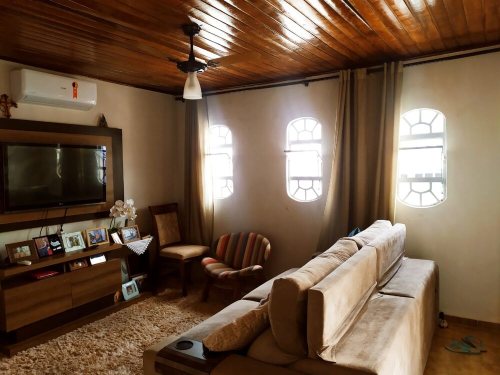 Casa à venda com 4 quartos, 250m² - Foto 1