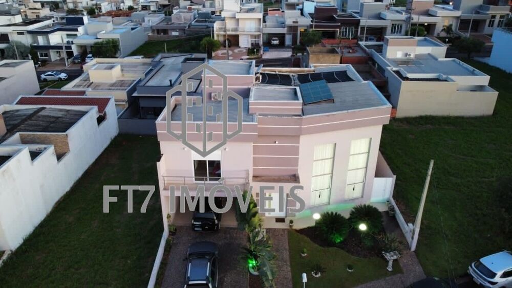 Sobrado à venda com 4 quartos, 252m² - Foto 1