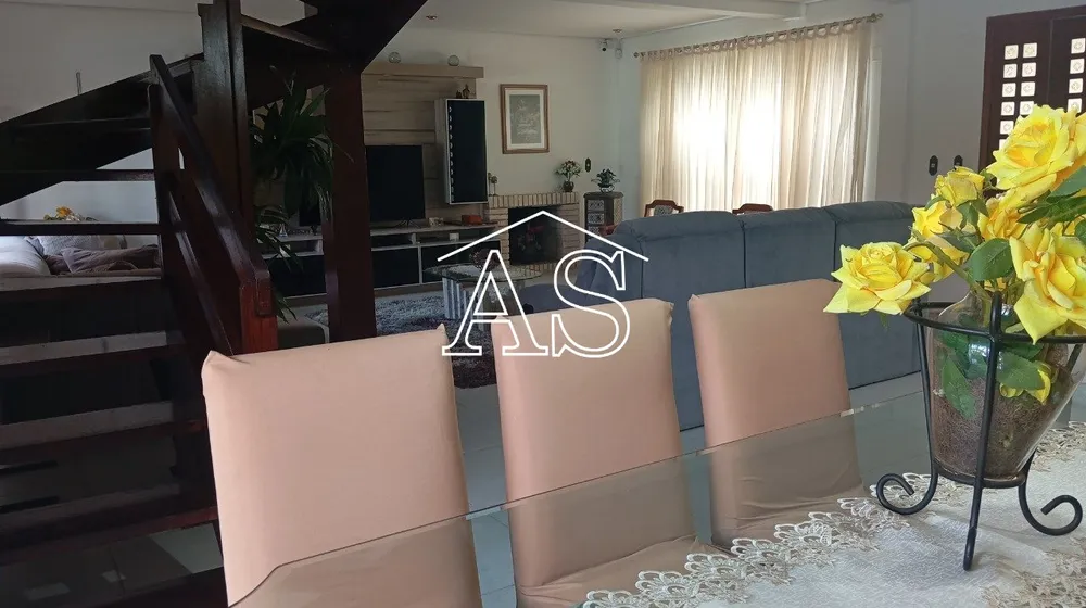 Casa, 4 quartos, 270 m² - Foto 1