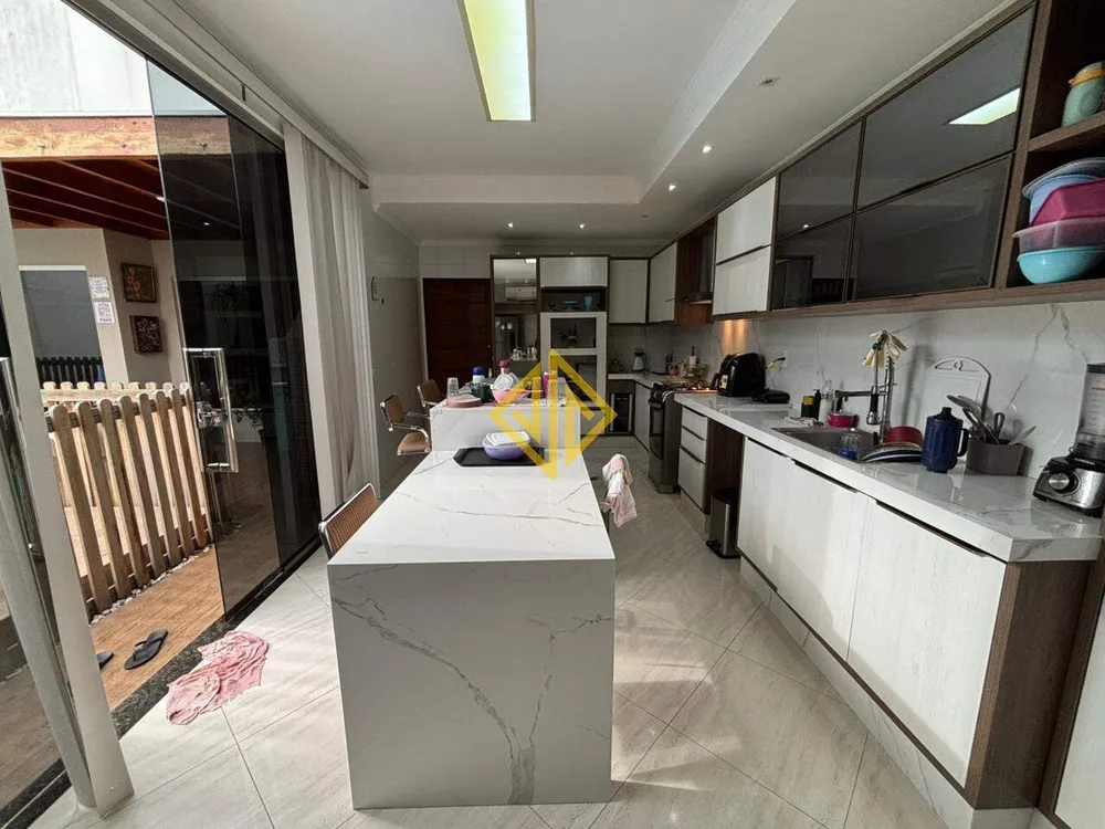 Casa, 3 quartos, 229 m² - Foto 2